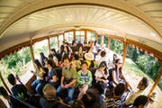 Eine grosse Gruppe Asiaten auf dem Weg nach Rigi Kulm. (Bild: Roger Gruetter / Neue LZ)