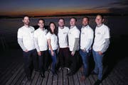 Sie haben gemeinsam den Nationalkongress der Jungen Wirtschaftskammern in Zug auf die Beine gestellt: Christian von Ah (links), Roman Burkard, Nadja Eggerschwiler, Sandro Feusi, Christian Berchtold, Jonas Boog und Stefan Iten. (Bild: Werner Schelbert (Zug, 12. Oktober 2017))