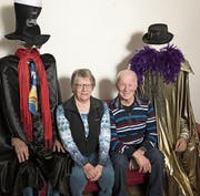 Stürzen sich «kopflos» in die Fasnacht: Ursula und Köbi Schär. Bild: Eveline Beerkircher (Reiden, 15. Februar 2017)