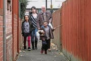 Daniel Blake und die alleinerziehende Katie mit ihren Kindern. (Bild: Filmcoopi/PD)