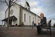 Ruth Spielhofer, Gemeindepräsidentin von Römerswil, vor der Kirche. (Archivbild Neue LZ)