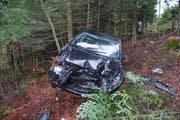 Die Autofahrerin ist mit ihrem Fahrzeug von der Strasse abgekommen und eine Böschung hinunter gefahren. (Bild: Luzerner Polizei)