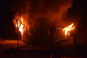 Das Pfadihaus brannte am Samstagmorgen lichterloh. (Bild: Luzerner Polizei)