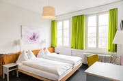 Blick in ein Hotelzimmer des Hotels Stern an der Burgerstrasse in Luzern. Bald sollen Zimmer an der Münzgasse hinzu kommen. (Bild: Roger Grütter / LZ (21. Februar 2015))