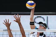 Demonstriert am Netz seine Klasse: der 1,91 m grosse Nico Beeler (rechts). (Bild Philipp Schmidli / Neue LZ)