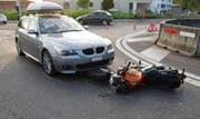 Das Auto kollidierte mit dem sich im Kreisel befindlichen Motorrad. (Bild: Luzener Polizei (Sempach, 23. Augst 2017))