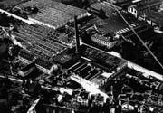 Links: das Schappe-Fabrikgelände in Kriens auf einer undatierten Luftaufnahme aus den 1930er-Jahren. Die Busschleife befindet sich heute dort, wo am rechten Bildrand Garten- anlagen zu sehen sind. (Bild: PD)