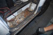 Vorsicht Trittbrettfahrer: Das besagte Brett ist durchgerostet. (Bild: Kantonspolizei Obwalden)