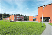Blick von Süden auf die Schulanlage Erlen in Emmen. Der neue Trakt soll links auf der Wiese zu stehen kommen. (Bild: PD)