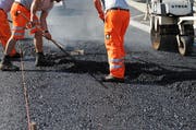 Der Belag der Kantonsstrasse wird zwischen Erstfeld und Wassen saniert. (Symbolbild) (Bild: Corinne Glanzmann / Neue LZ)