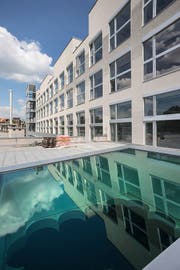 Im Herbst zieht das Departement Design & Kunst der Hochschule in dieses Gebäude in der Emmer Viscosistadt. (Bild: PD)