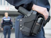 Zwei Polizisten machten am Montagabend in Murgenthal von ihrer Waffe Gebrauch. Sie hatten sich von einem Mann bedroht gefühlt. (Symbolbild) (Bild: KEYSTONE/URS FLUEELER)