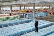 Aldi Schweiz-Chef Timo Schuster im neuen Verteilzentrum in Perlen. (Bild Philipp Schmidli)
