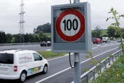 Die Geschwindigkeit ändert sich je nach Verkehrsaufkommen, hier auf der A14 bei Cham. (Bild: Werner Schelbert (Cham, 27. August 2013))