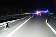 Die beschädigte Leitplanke. (Bild: Zuger Polizei)
