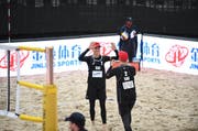 Tim Köpfli (links) und Irian Mika klatschen sich nach einem Punkt ab... (Bild: Roger Grütter/ Neue LZ)