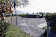 Ausser den Fahnen ist vom einstigen Centro Español an der Chamerstrasse nichts mehr übrig. (Bild: Werner Schelbert (Zug, 3. November 2017))