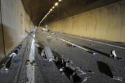 Im Rathausentunnel liegen Trümmerteile des Unfallfahrzeugs. (Bild: Luzerner Polizei)