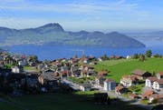 Blick auf Emmetten mit dem Vierwaldstättersee im Hintergrund. (Archivbild Markus von Rotz / Neue NZ)