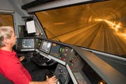 Ein Lokomotivführer fährt durch den Gotthard-Basistunnel. (Bild: Keystone / Urs Flüeler)