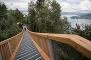Die Hängetreppe verbindet den Wanderweg von Kehrsiten mit dem Bürgenstock Resort. (Bild: KEYSTONE/Urs Flüeler)