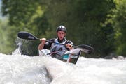 Alistair Smorthit in seinem Kajak auf der Engelbergeraa. Bald paddelt der 17-Jährige rund um den Vierwaldstättersee. (Bild: pd)