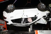 Das Auto wurde bei dem Unfall schwer beschädigt. (Bild: Luzerner Polizei)