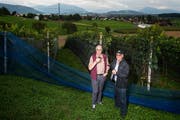 Präsident Peter Schlumpf, links, und Betriebsleiter Eugen Lang von der Rebbaugenossenschaft Steinhausen: Bald beginnt die strenge Arbeit. (Bild: Christian H. Hildebrand / Neue ZZ)