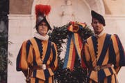 Mit seinem Bruder Marcel (links), der zwei Jahre in der Garde diente. (Bild: pd)