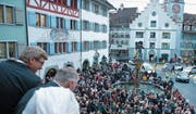 Die Kinder erwarten unterhalb des «Ochsen»-Balkons die Süssigkeiten der Bäckerzunft. (Bild: Maria Schmid (Zug, 31. Januar 2018))