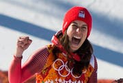 Dominique Gisin jubelt bei der Blumenzeremonie über Platz 1. (Bild: Keystone)