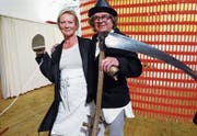 In Spiellaune: Gisela Bitterli Jochimsen und Werner Iten huldigen einer Legende – auf ganz eigene Art. (Bild: Werner Schelbert (Zug, 27. Oktober 2017))