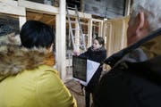 Anette JeanRichard präsentiert die Erkenntnisse zum Zehnderhof. (Bild: Stefan Kaiser)