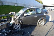 Eines der vier Unfallautos. (Bild: Luzerner Polizei)