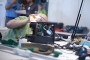 In sogenannten Repair-Cafés können defekte Geräte gemeinsam mit Reparaturprofis repariert werden. (Bild: Maria Schmid (Zug, 26. August 2017))