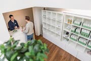 Alessandro Bernasconi (links) bei der Arbeit in der neuen Hanftheke in der Zuger Altstadt. (Bild: Patrick Hürlimann (Zug, 17. März 2017))