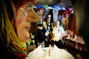 Preisgekrönte Dekoration: Jurymitglieder Simi Krähenbühl, Silvio Panizza und Wirt Anton Meyer (v.l.) im Restaurant Fritschi. (Bild Pius Amrein/Neue LZ)