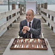 Strategisches Denken legt Roland Fischer nicht nur beim Backgammon-Spiel in Luzern an den Tag. Für den GLP-Nationalrat brauchts dieses auch in der Politik. (Bild: Nadia Schärli)