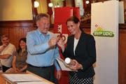 Albert Sigrist übergibt den Schlüssel symbolisch an Monika Rüegger. (Bild Roger Zbinden)