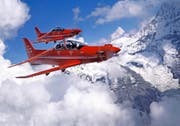 Zwei PC-21 kreisen über den Schweizer Bergen. Die zweisitzigen Nidwaldner Turboprop-Maschinen sind beliebte Trainingsflugzeuge für künftige Jet-Piloten. (Bild: PD)