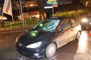 Der Fussgänger prallte gegen die Windschutzscheibe des Autos. (Bild: Kantonspolizei Obwalden)