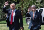 Donald Trump und Senator Roy Blunt (Missouri, rechts) auf dem Weg zum Helikopter. (Bild: Shawn Thew/EPA (Washington, 30. August 2017))