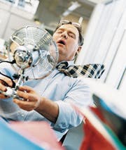Gluthitze, verschwitzte Hemden, ratternde Ventilatoren: nervenaufreibender Sommer! (Bilder: Getty)