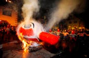 Die Räbegäuggel tanzen um den brennenden Chüng. Bald qualmt er nur noch – es lebe die Baarer Fasnacht 2015. (Bild Stefan Kaiser)