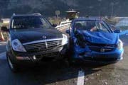 Bei der Einmündung der Autobahnausfahrt in die Niederhofenstrasse in Erstfeld stiessen die beiden Autos zusammen. (Bild: Kantonspolizei Uri)