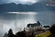 In Vitznau (im Bild Peter Pühringers Park hotel) soll ein Ausbildungszentrum für junge Musiker und Theaterleute entstehen. (Bild: Pius Amrein / Neue LZ)