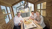 Peter Brunner, Verwaltungsratspräsident der Bergkäserei Marbach (links), sowie die Geschäftsführer Michael und Regula Jaun auf der Besuchergalerie der Käserei. (Bild: Pius Amrein (Marbach, 10. Mai 2017))