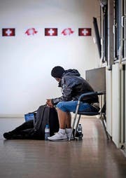 Immer mehr Flüchtlinge kommen in die Schweiz – so wie dieser Mann am Bahnhof Chiasso. Das überfordert zunehmend die Kantone. (Bild: Keystone/Ti-Press/Pablo Gianinazzi)