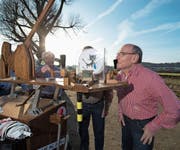 Chatzemusig-Altherr Bärti Stauffer (rechts) lässt sich nach einer Prise Tabak die Nase putzen – beobachtet von seinen Katerclub-Kollegen, darunter Schnupfmaschinen-Konstrukteur Hans Jauch (mit Bart). (Bild: Dominik Wunderli (Littau, 16. Februar 2017))