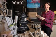 Im Laden von Jaqueline Lauper, dem Young Designer Market in der Stadt Luzern, gibt es viele einheimische, in Handarbeit hergestellte Produkte. (Bild Eveline Beerkircher)